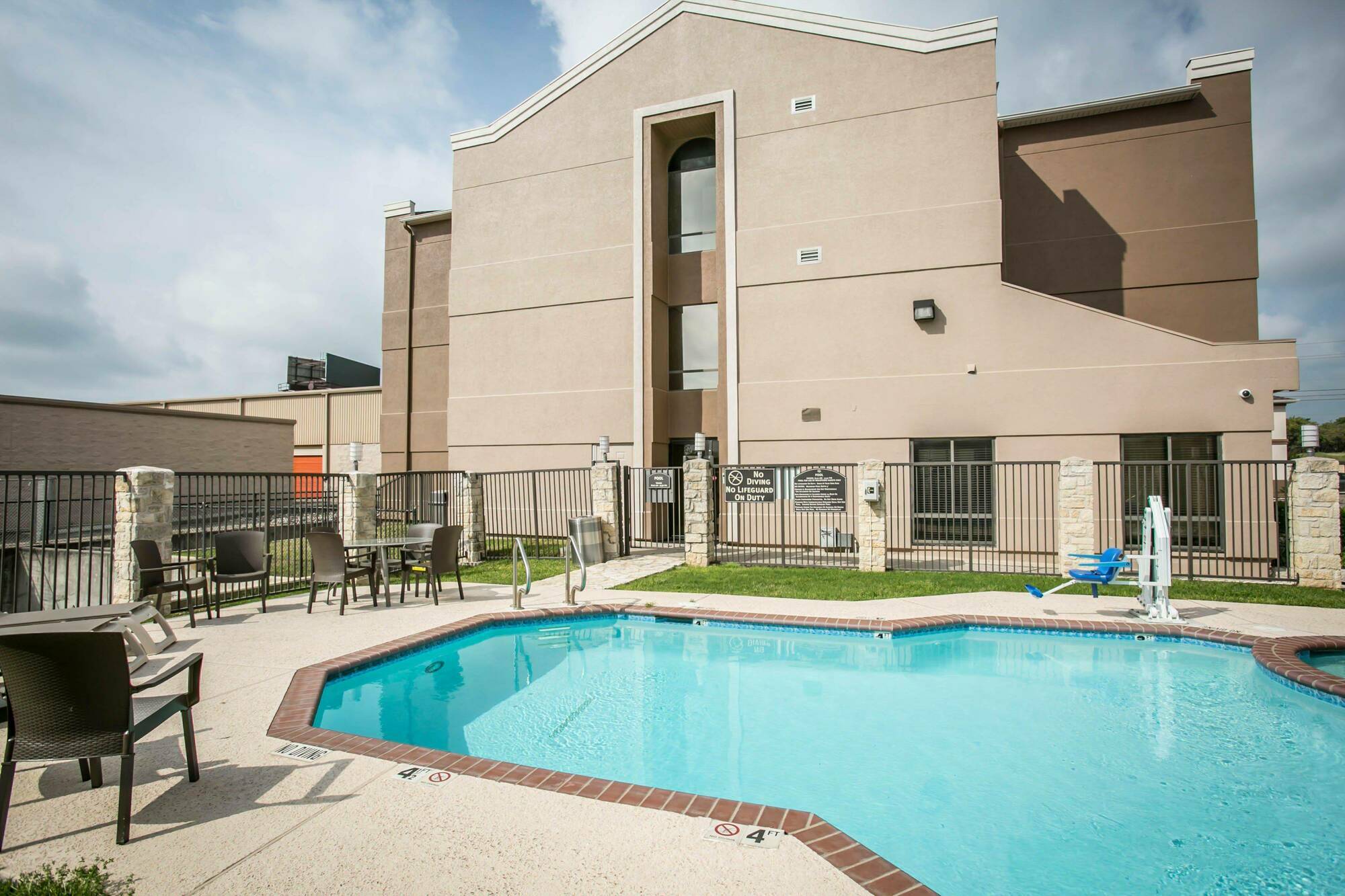 Comfort Suites Austin Nw Lakeline Exterior photo