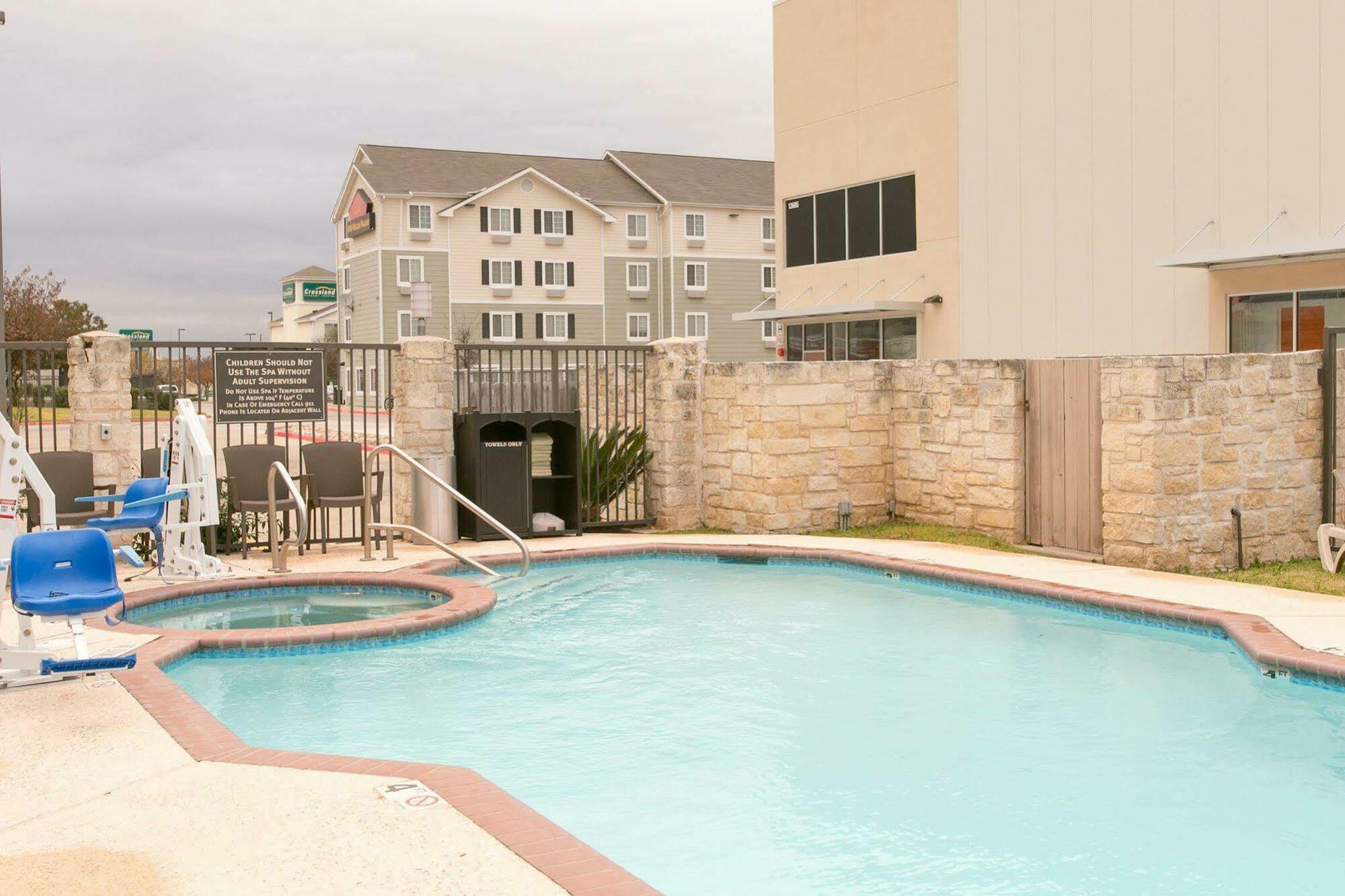 Comfort Suites Austin Nw Lakeline Exterior photo